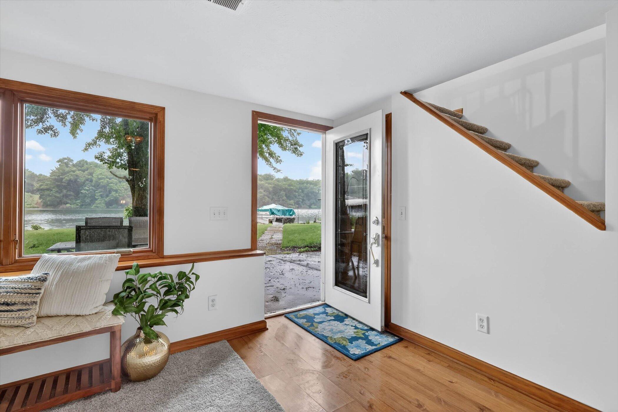 Image 4: 05-8365-S-Spruce-Ave-WindowStill-Photogr