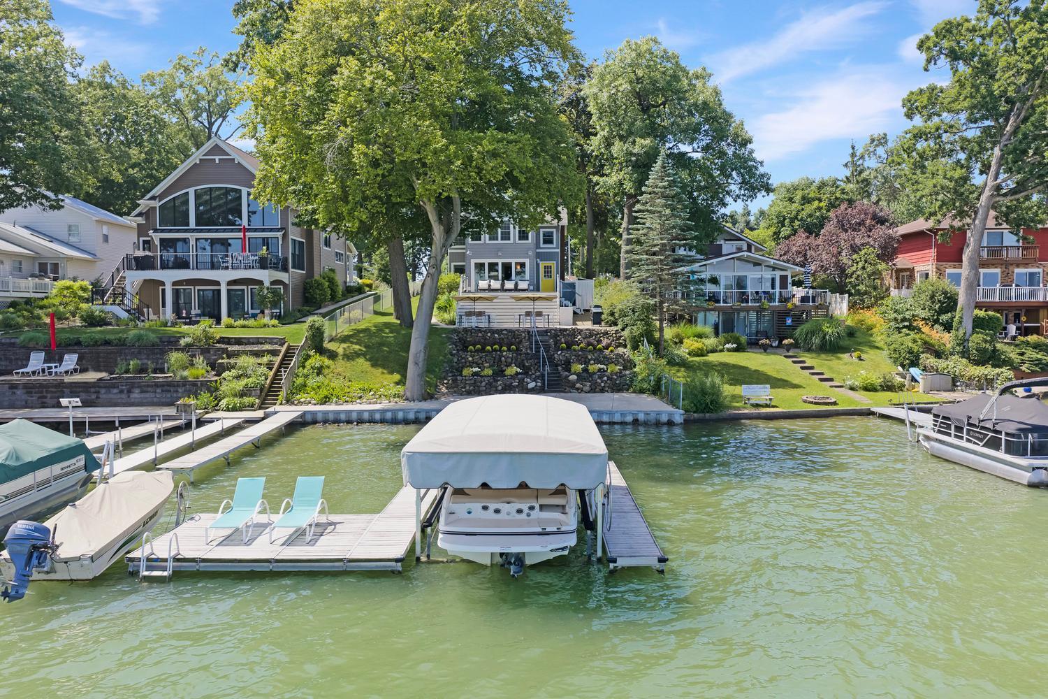 Image 2: 23612 S Shore Dr Edwardsburg-large-002-0