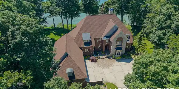 5645 N Lakeshore Drive