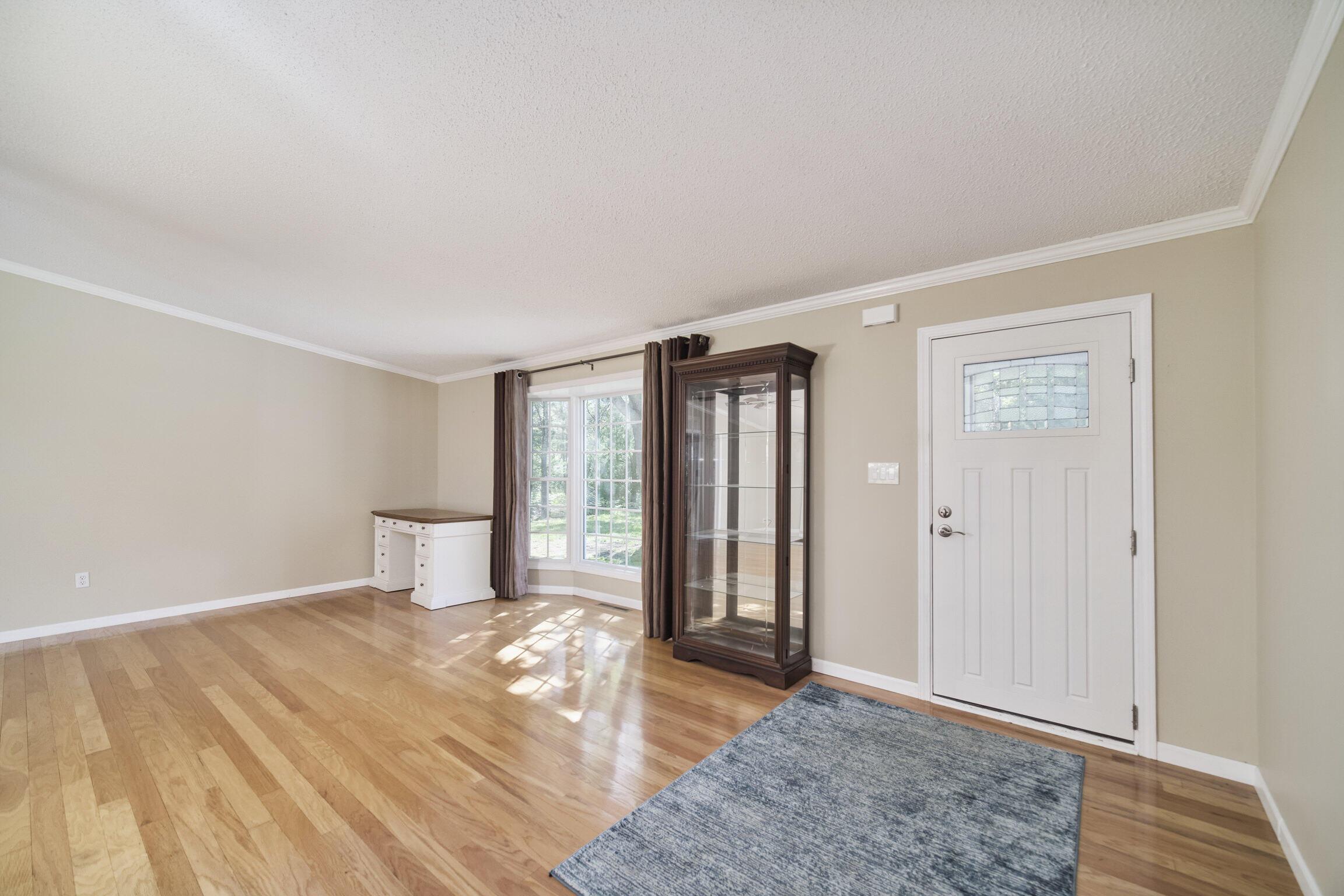 Image 4: Living Room