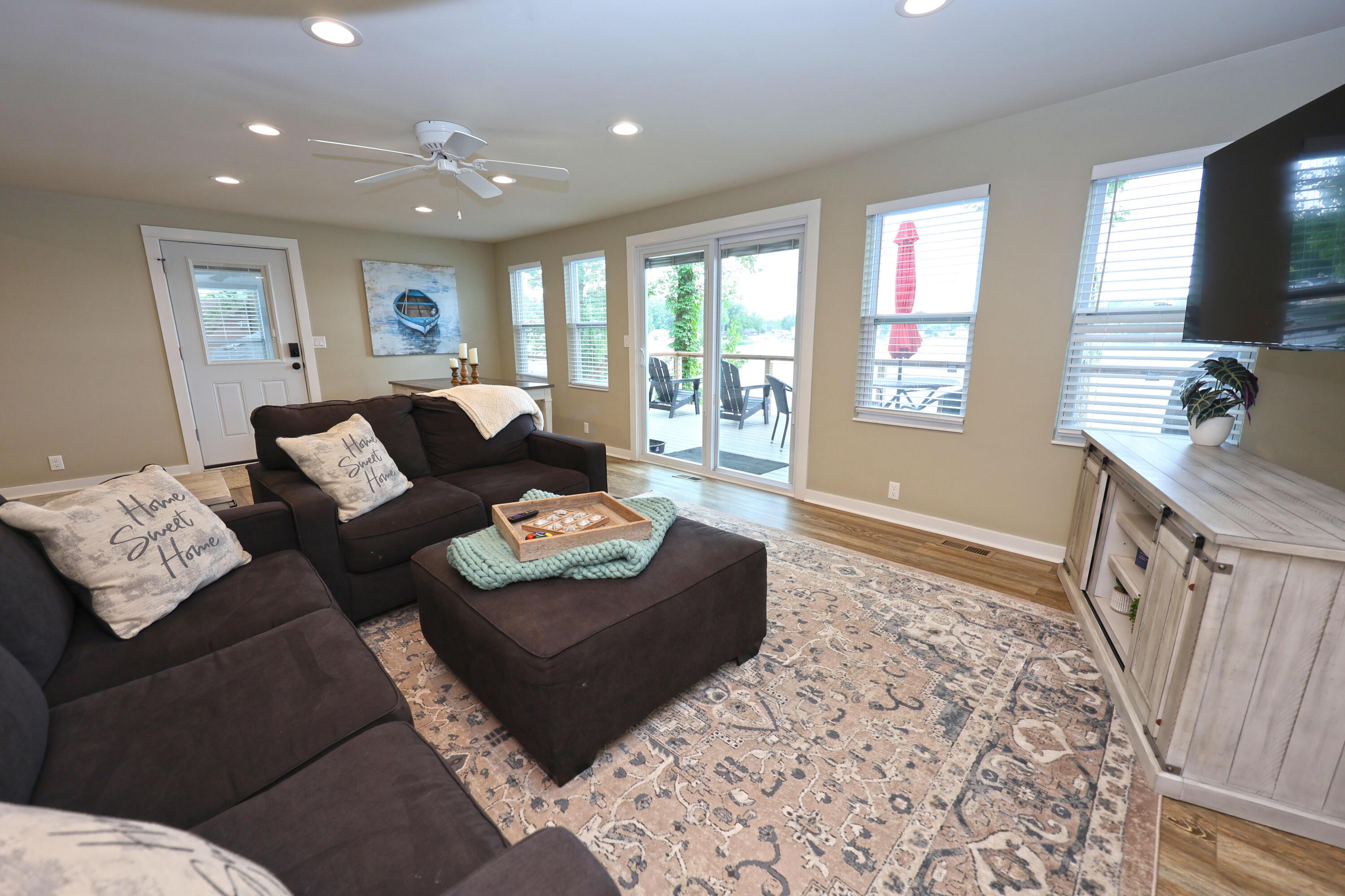 Image 4: Living Area