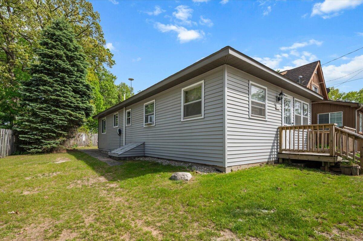 Image 4: 025-EXTERIOR 03