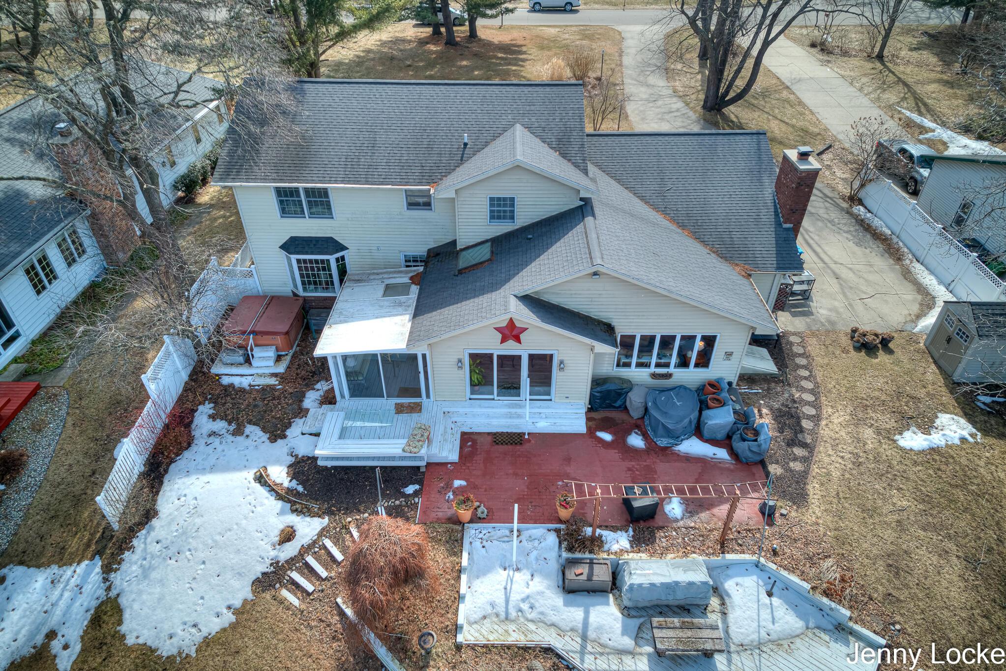 Image 3: 1530 Bayview Dr (MLS Size) (3 of 77)