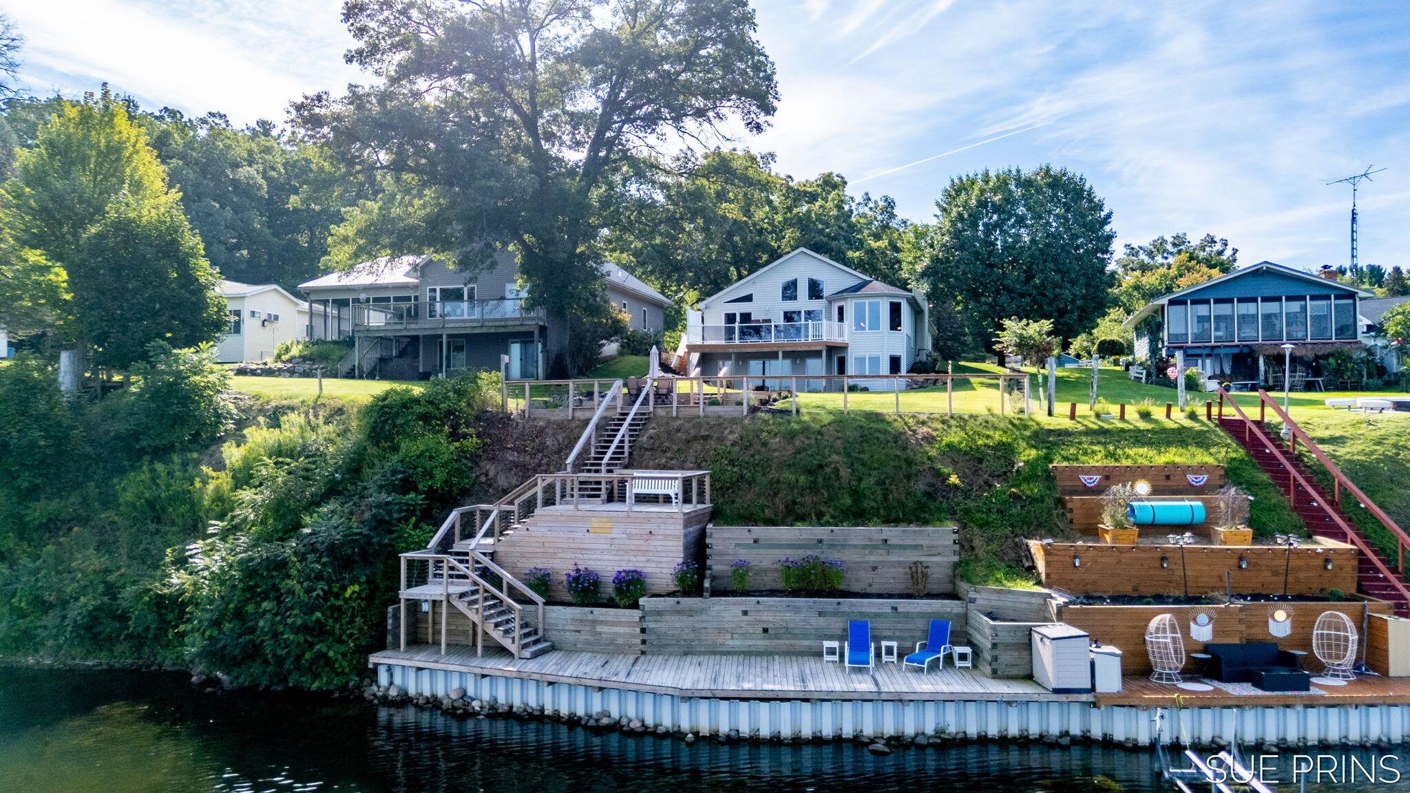 Image 1: 28-web-or-mls-5855-ridge-st