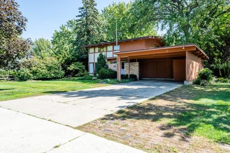 2211 Lakeshore Drive