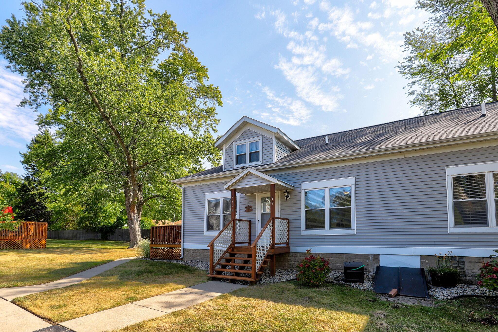 Image 1: 4-web-or-mls-7370-n-shore-dr
