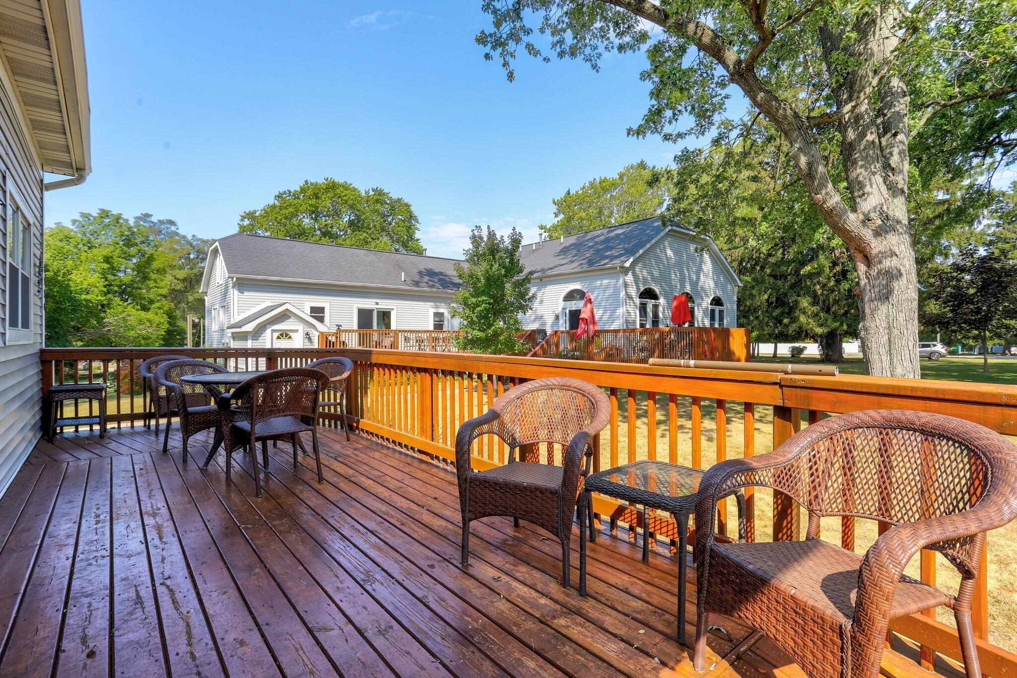 Image 4: 5-web-or-mls-7370-n-shore-dr