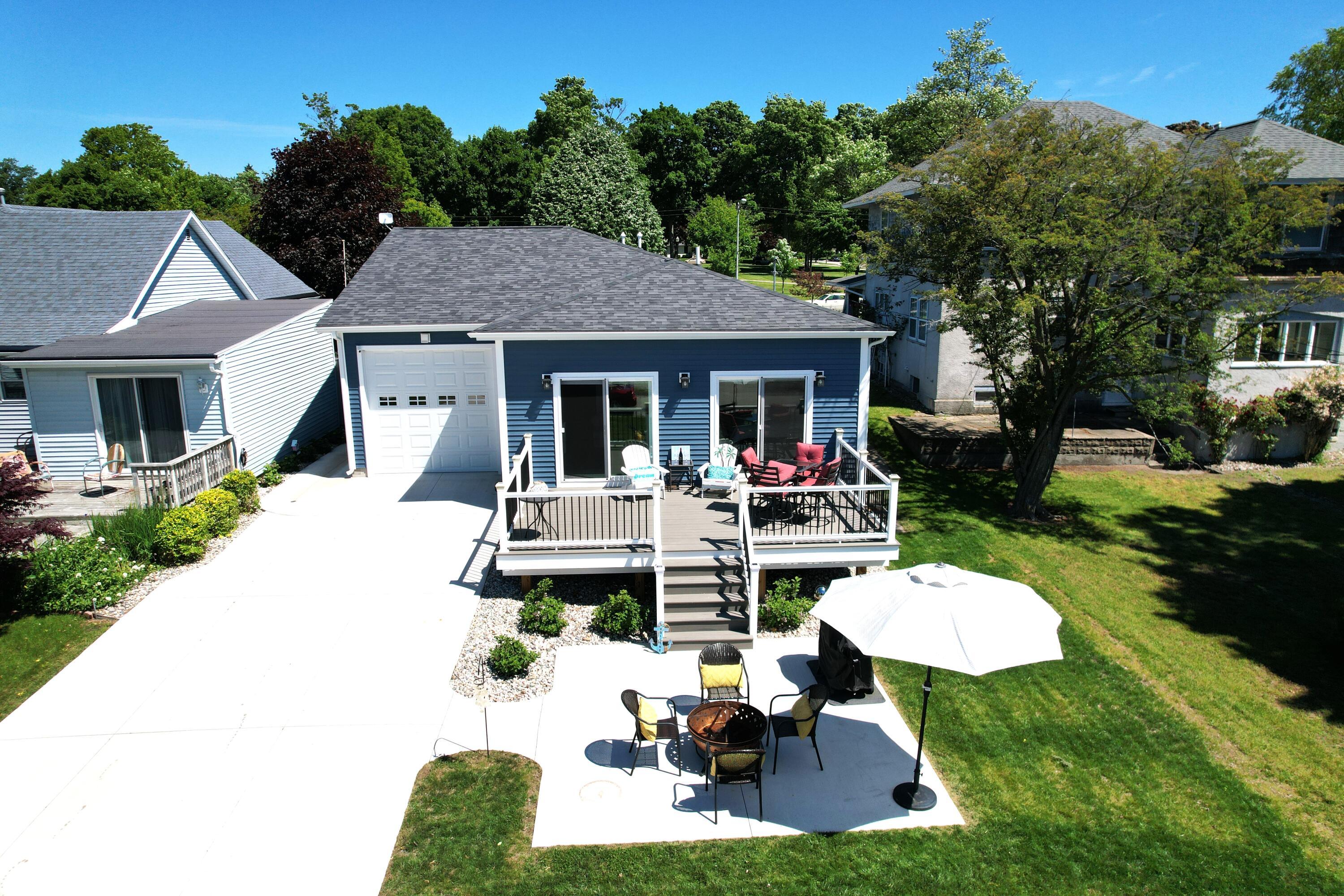 Image 3: Backyard for family fun!