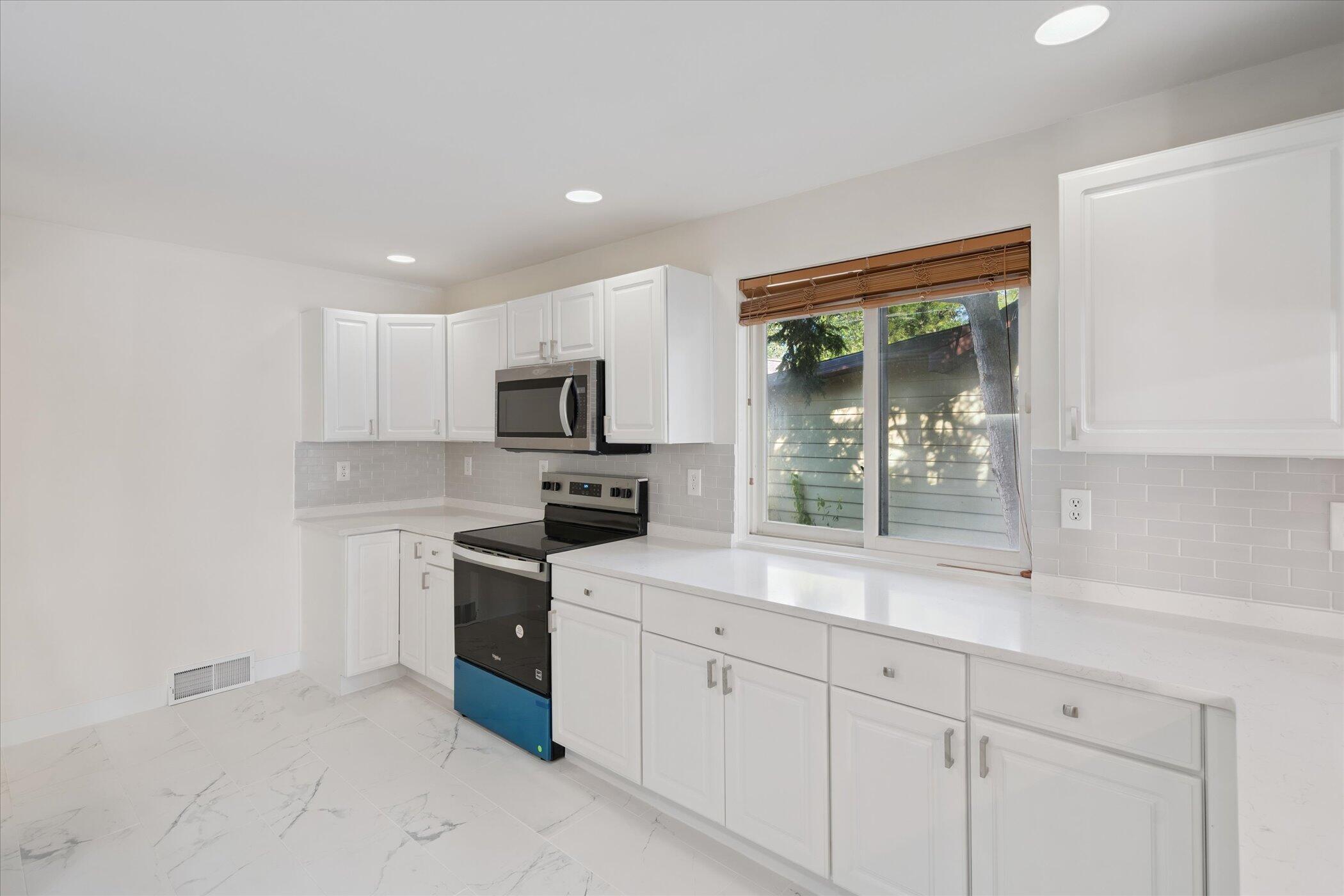 Image 3: 16-1-Woodrow-Ct-Battle-Creek-MI-49015-Wi