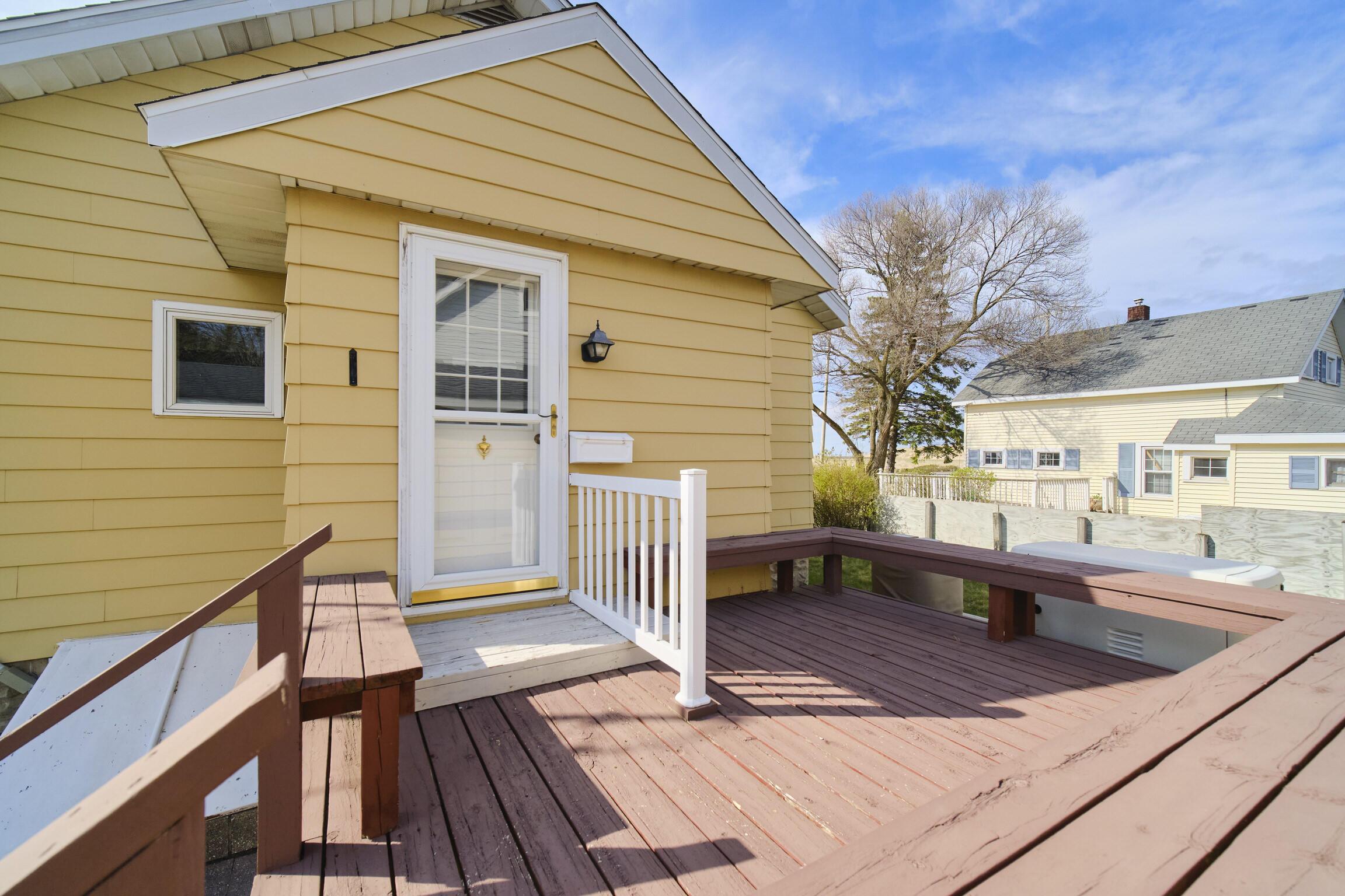 Image 4: Back Entrance & Deck