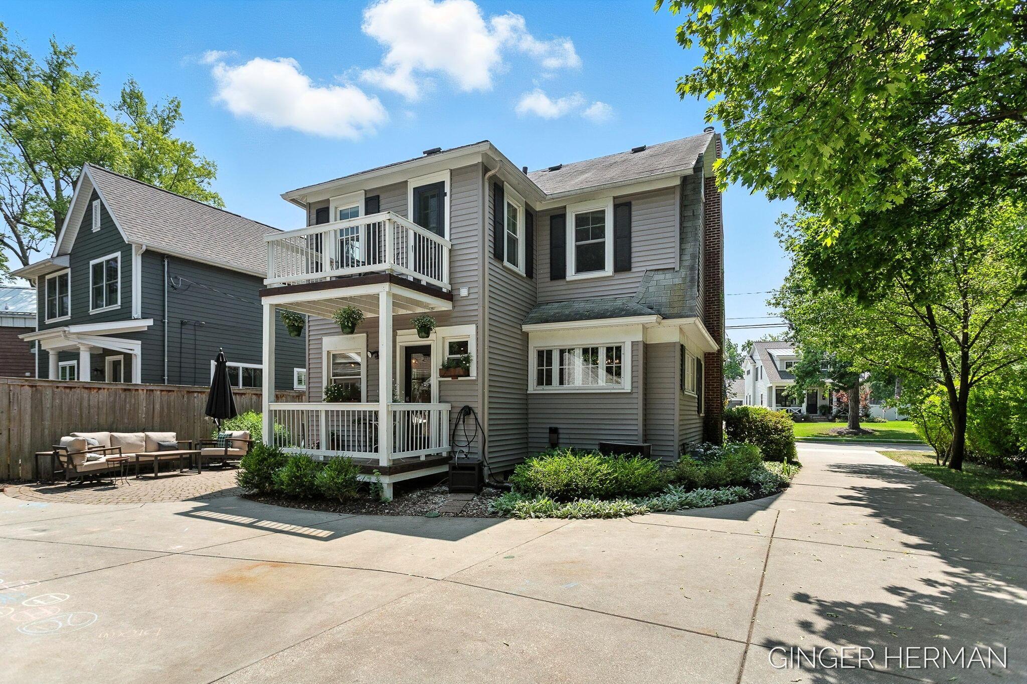 Image 2: 32-web-or-mls-2519-lake-dr-se