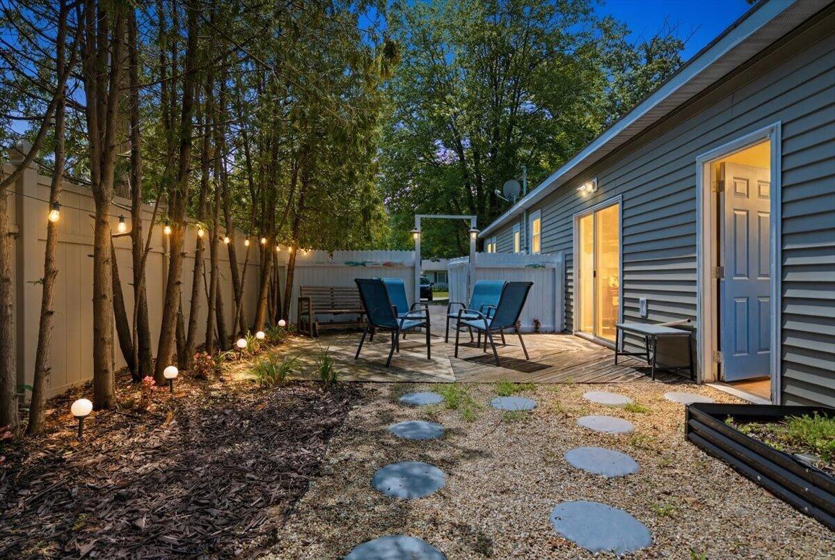 Image 4: 15-Back Patio & Yard