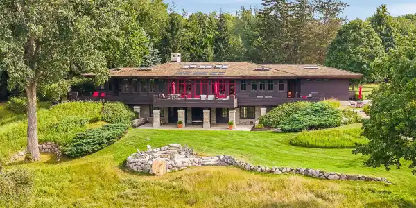 2048 Lakeshore Drive