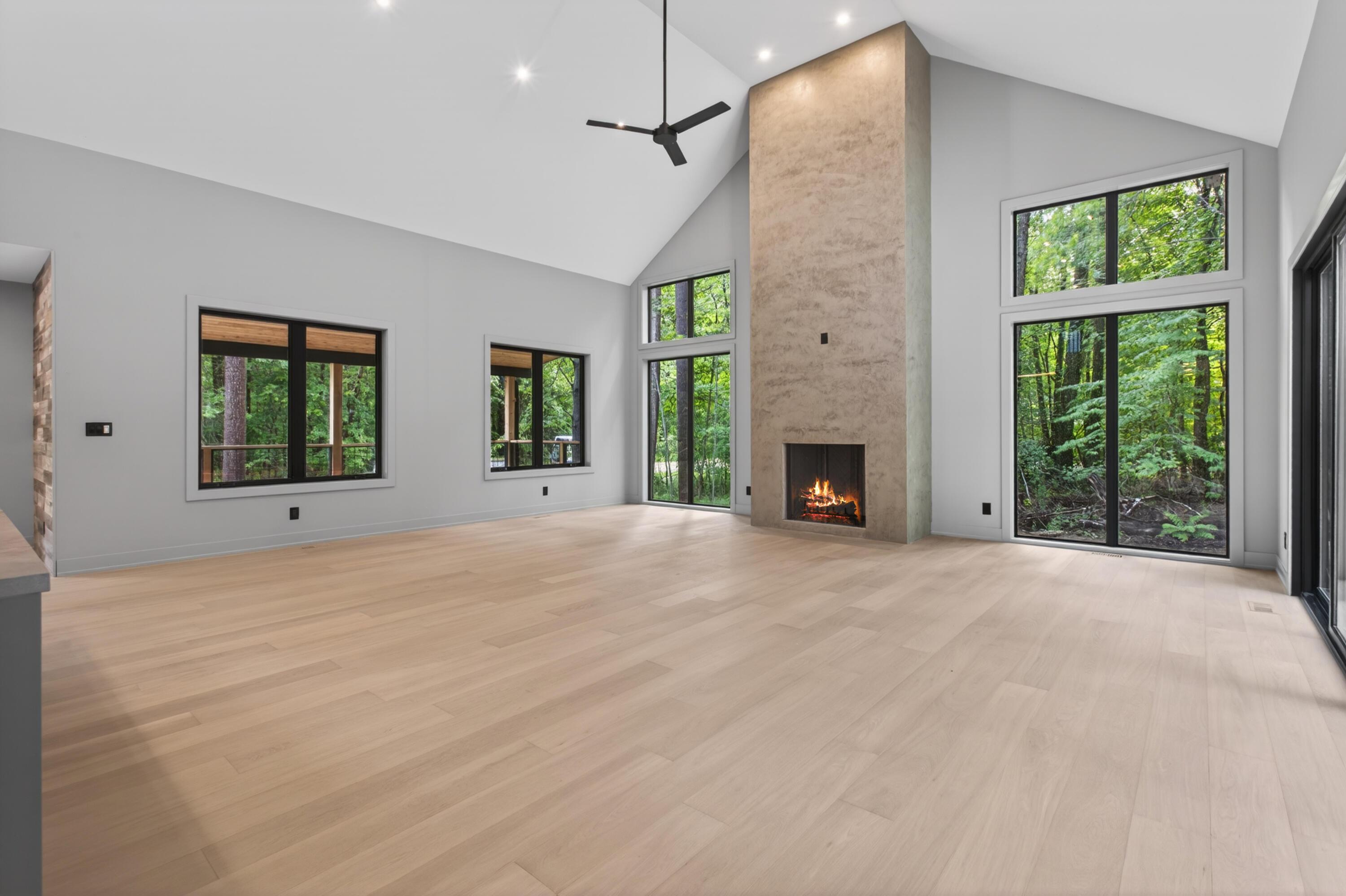 Image 3: 20' ceilings