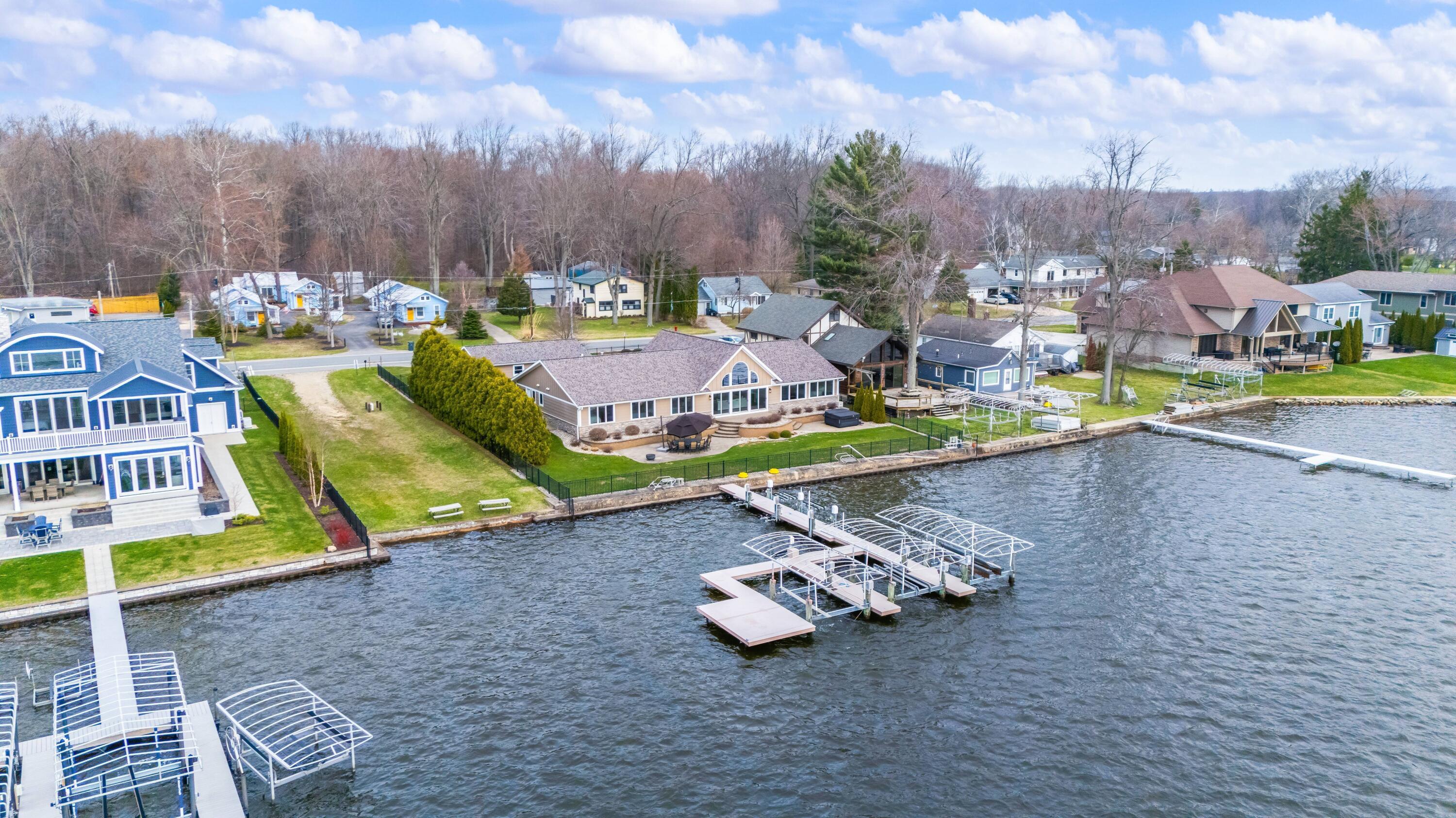 Image 3: Paw Paw Lake