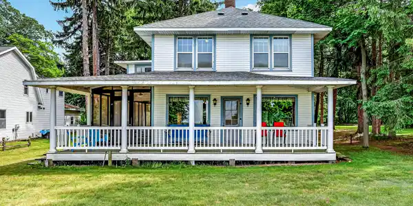 Image 2: 50_6285 s shore dr-49