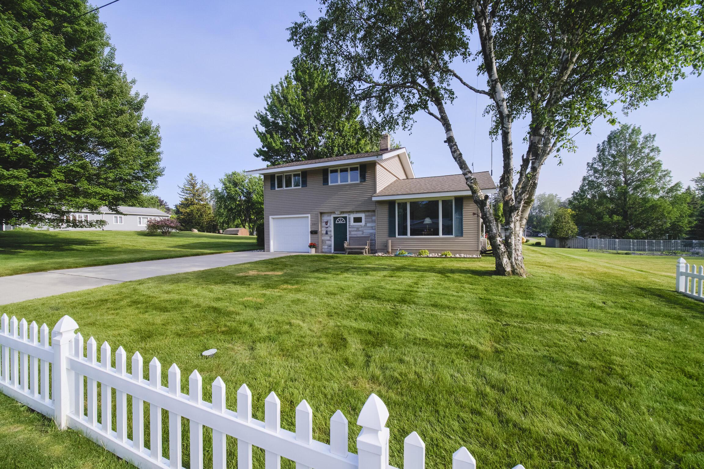 Image 3: Front Yard