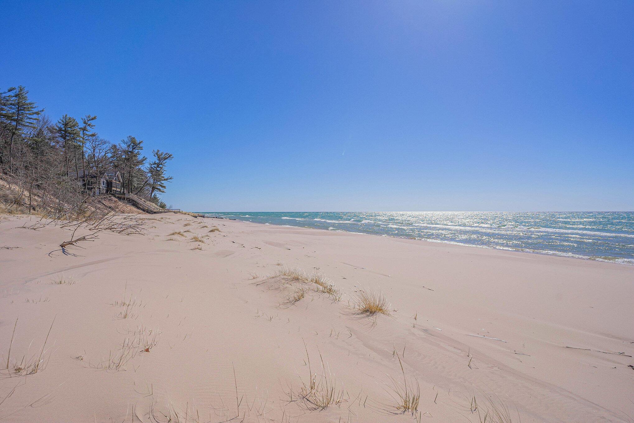 Image 2: BEACHFRONT