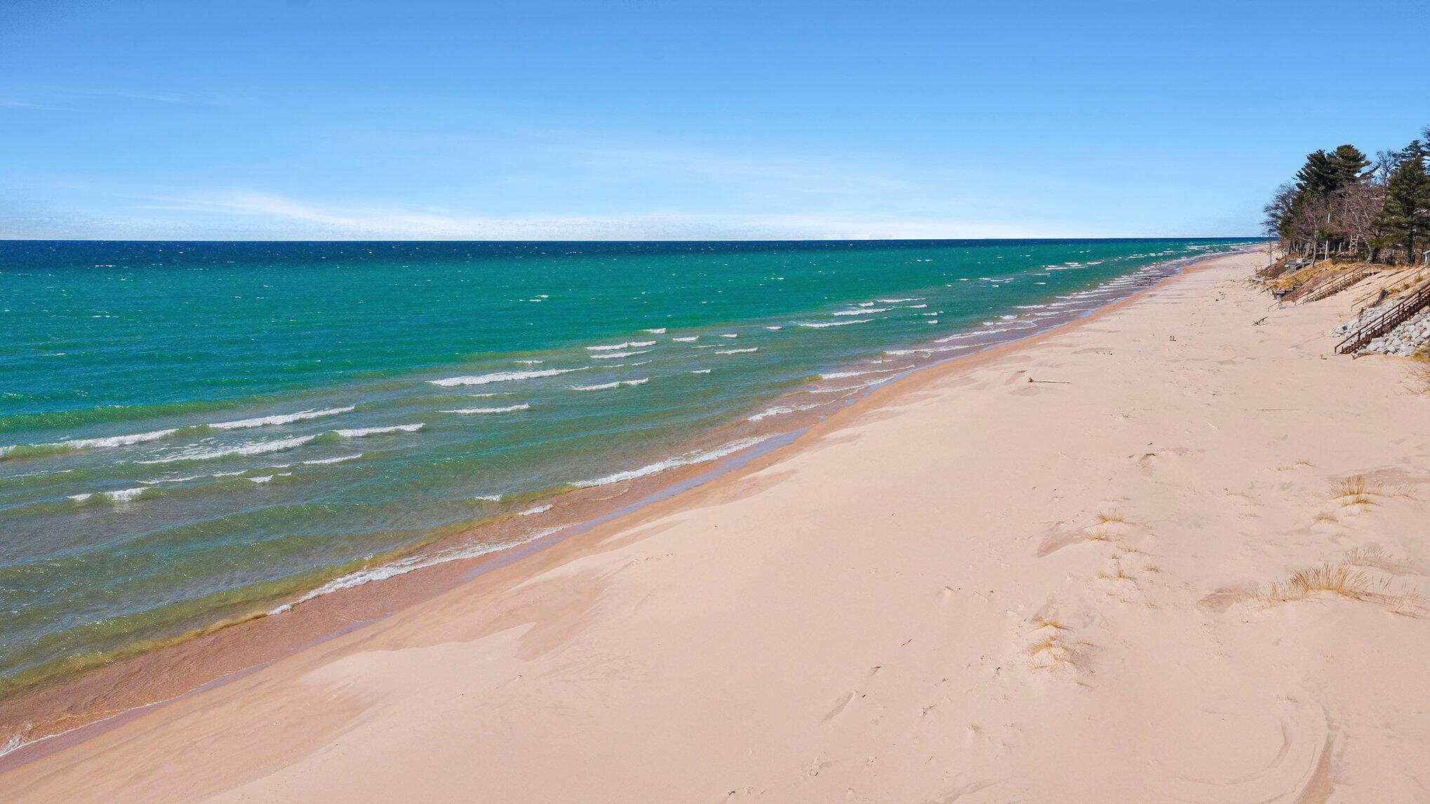 Image 4: BEACHFRONT