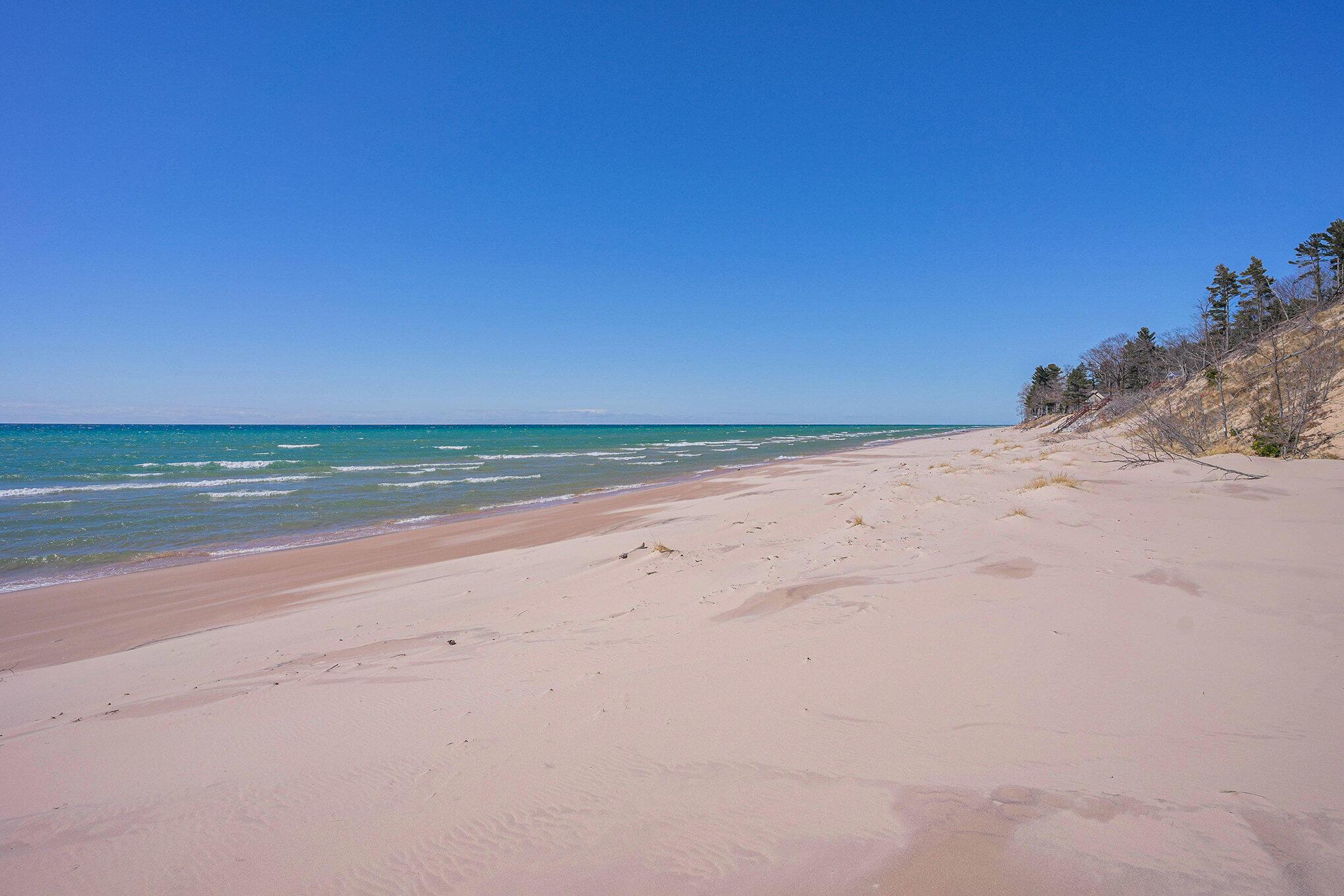 Image 4: BEACH FRONTAGE