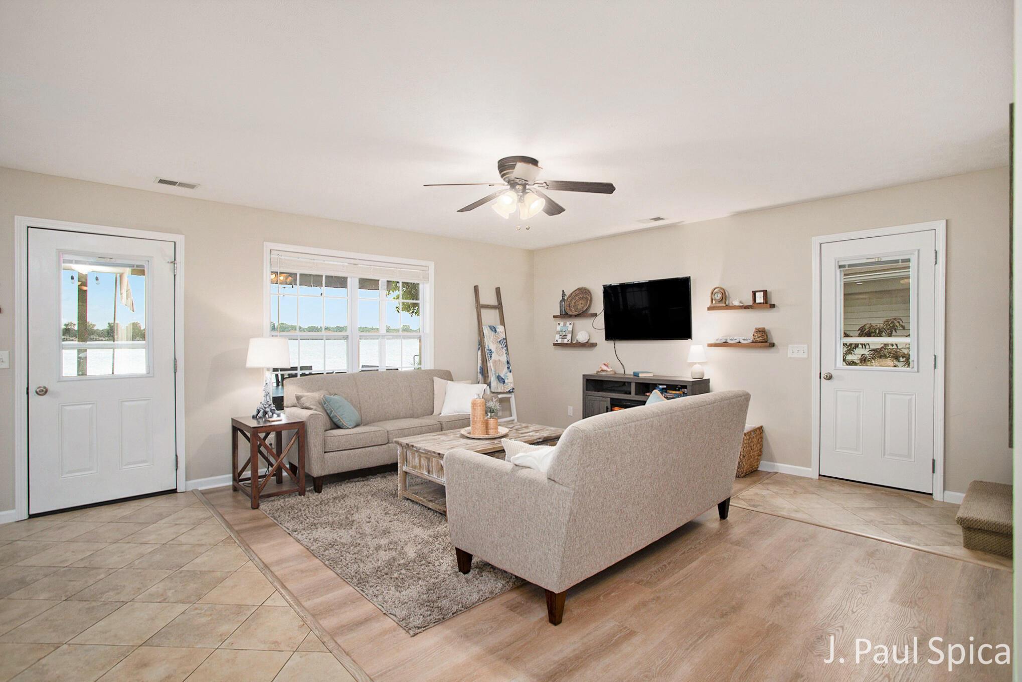Image 3: Entrance/Living Room