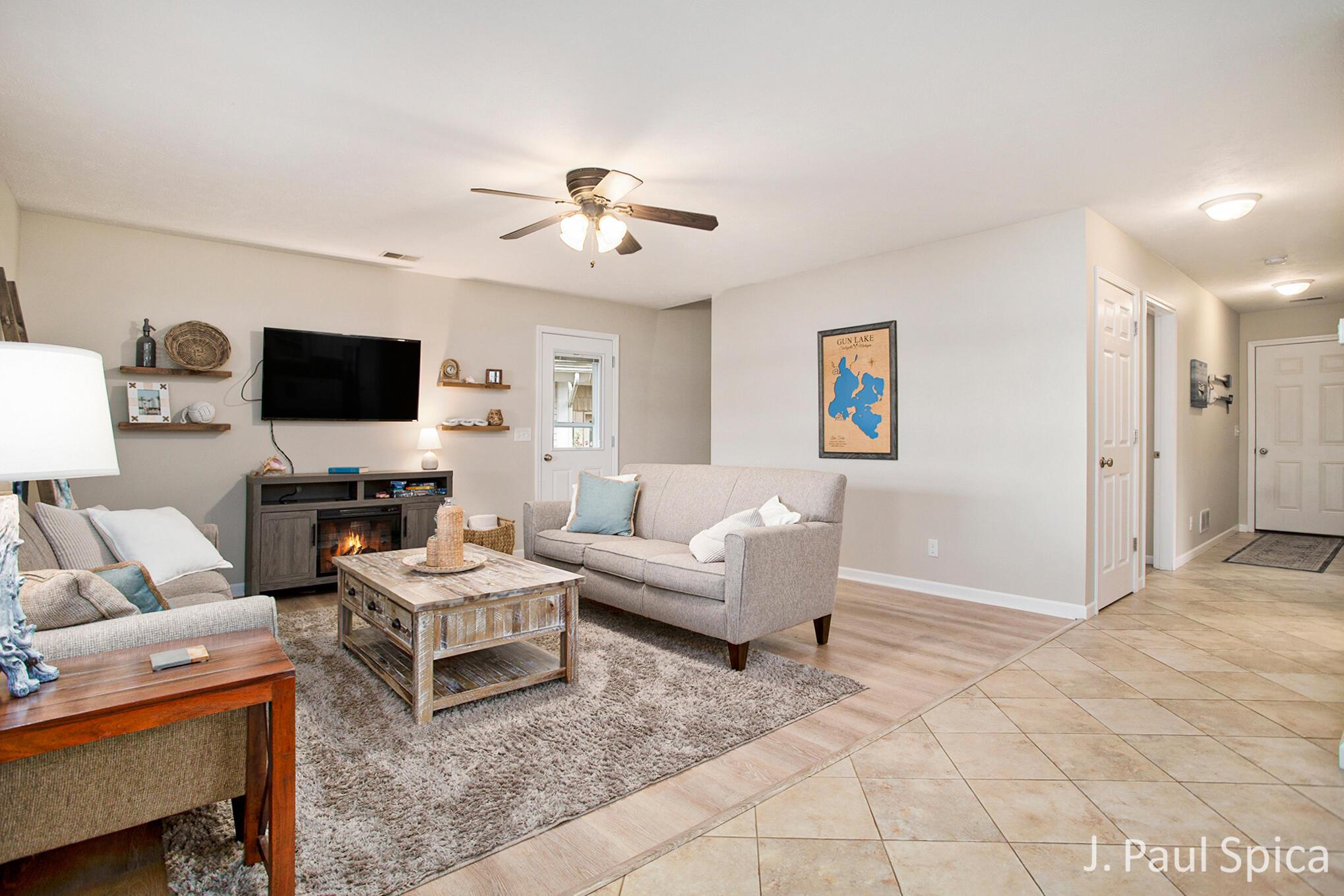 Image 4: Living Room
