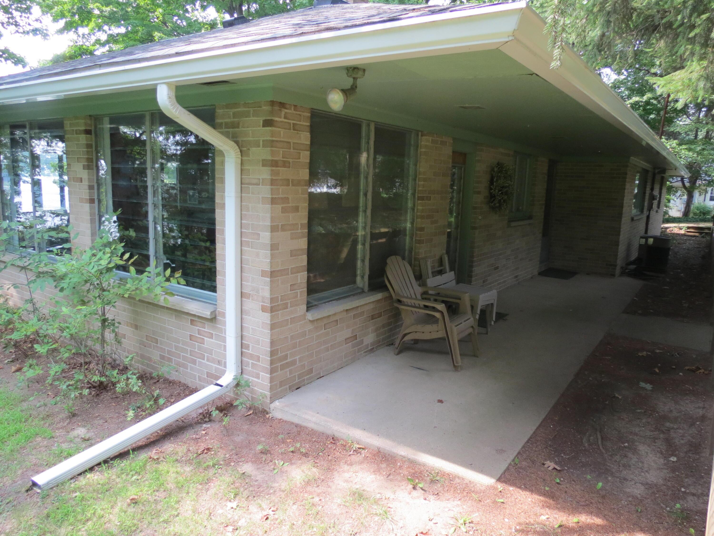 Image 2: Covered porch
