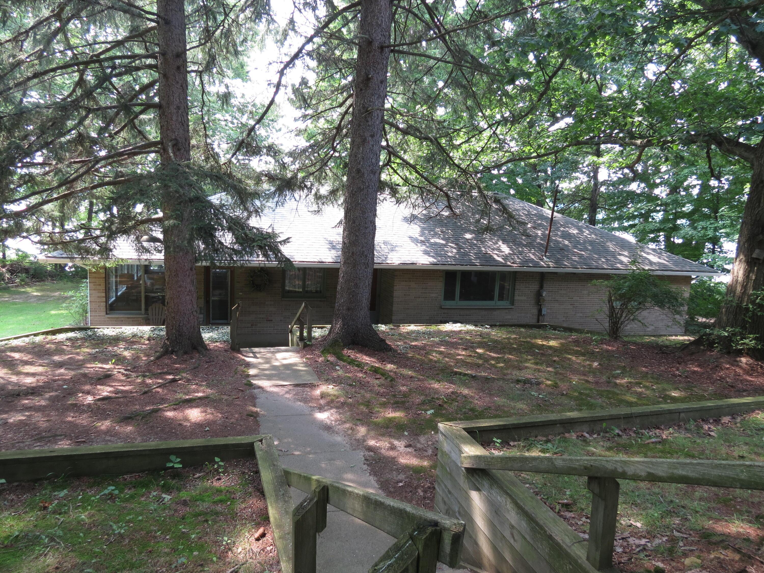 Image 3: Lakefront serenity