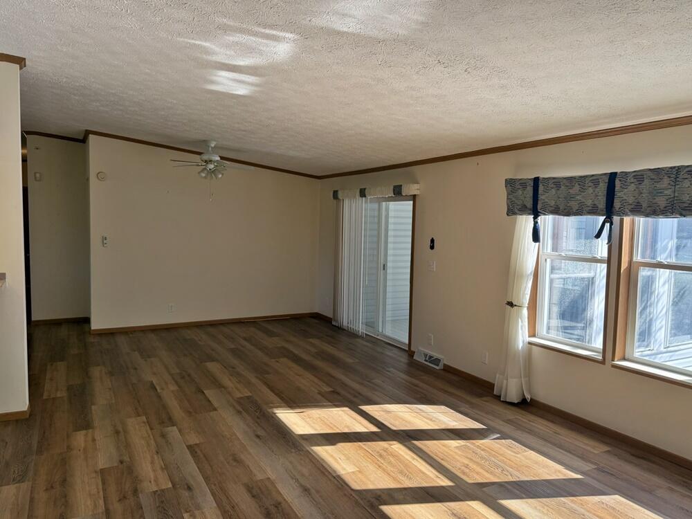 Image 4: 4. Living Room & Dining Area