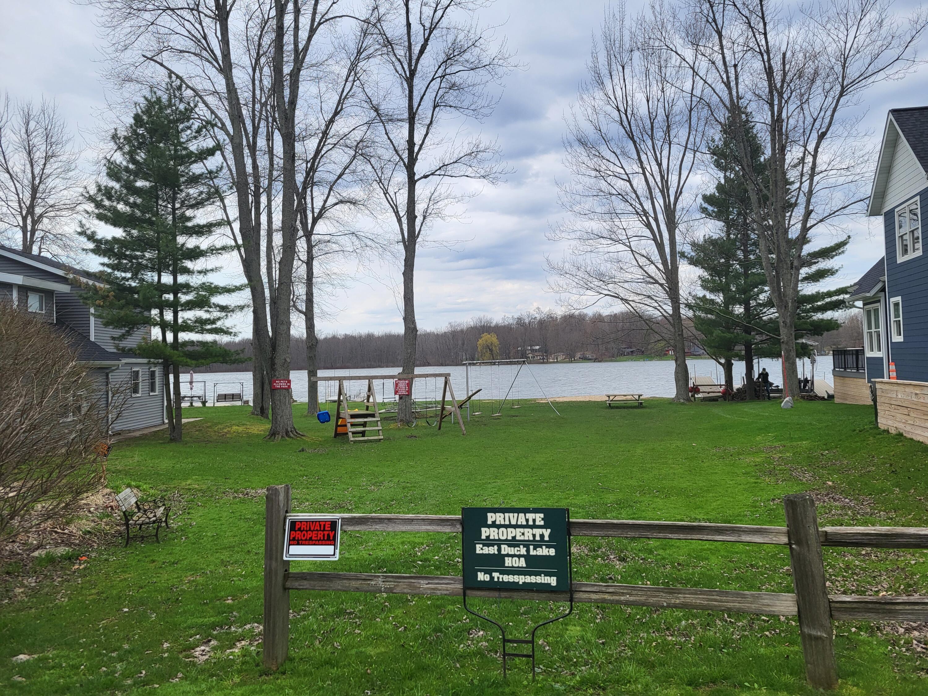 Image 3: Wooded lot 4