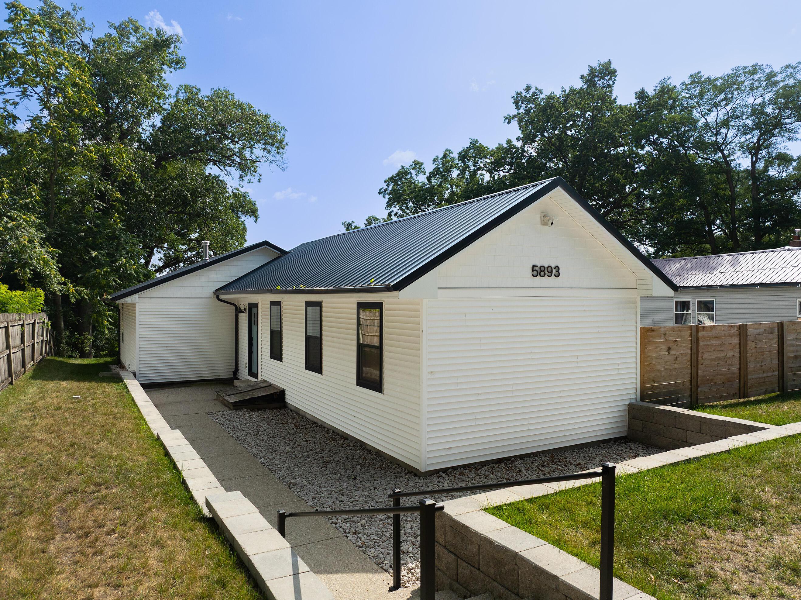 Image 4: 4. Front Left Corner