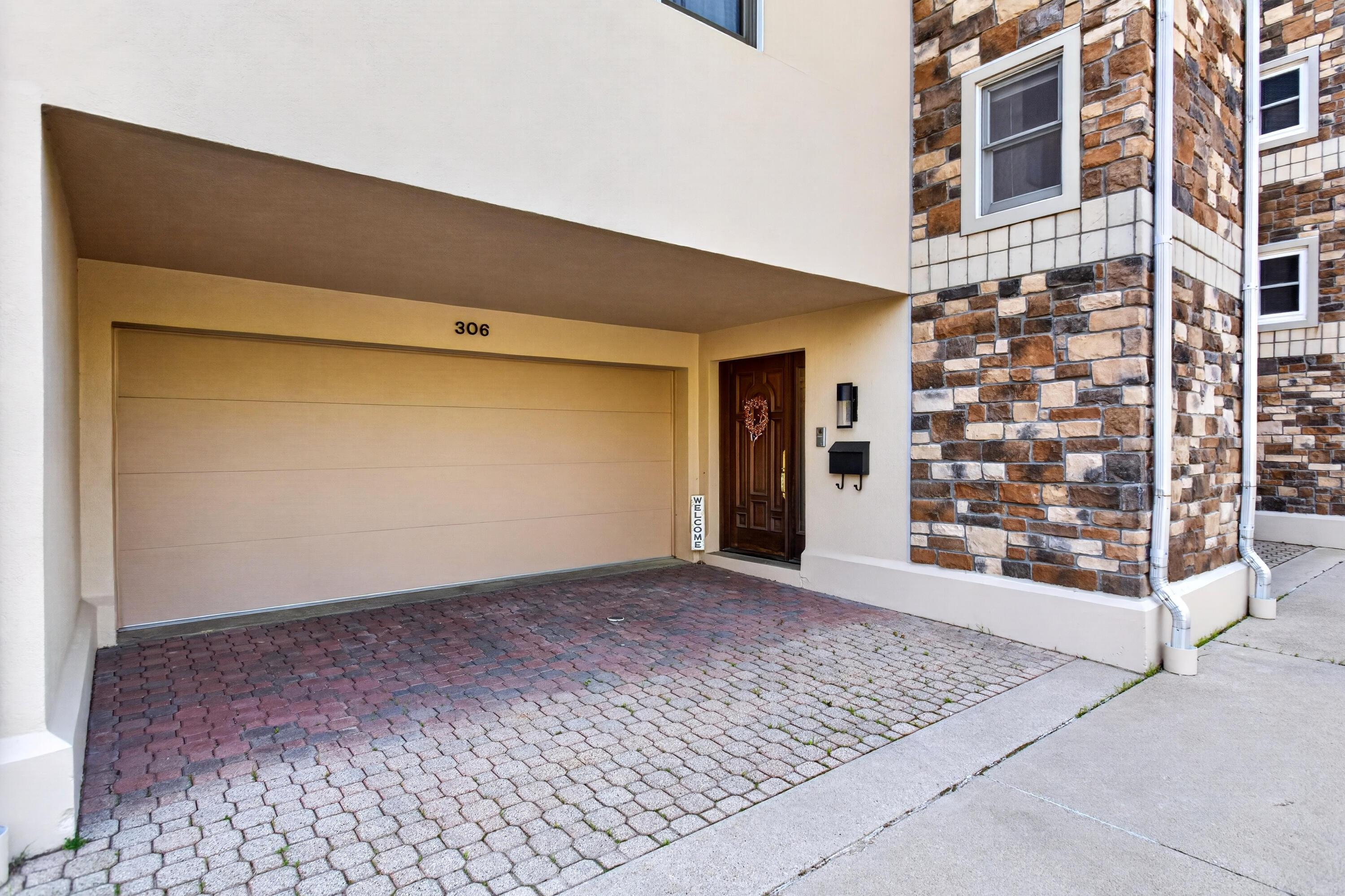 Image 4: Garage