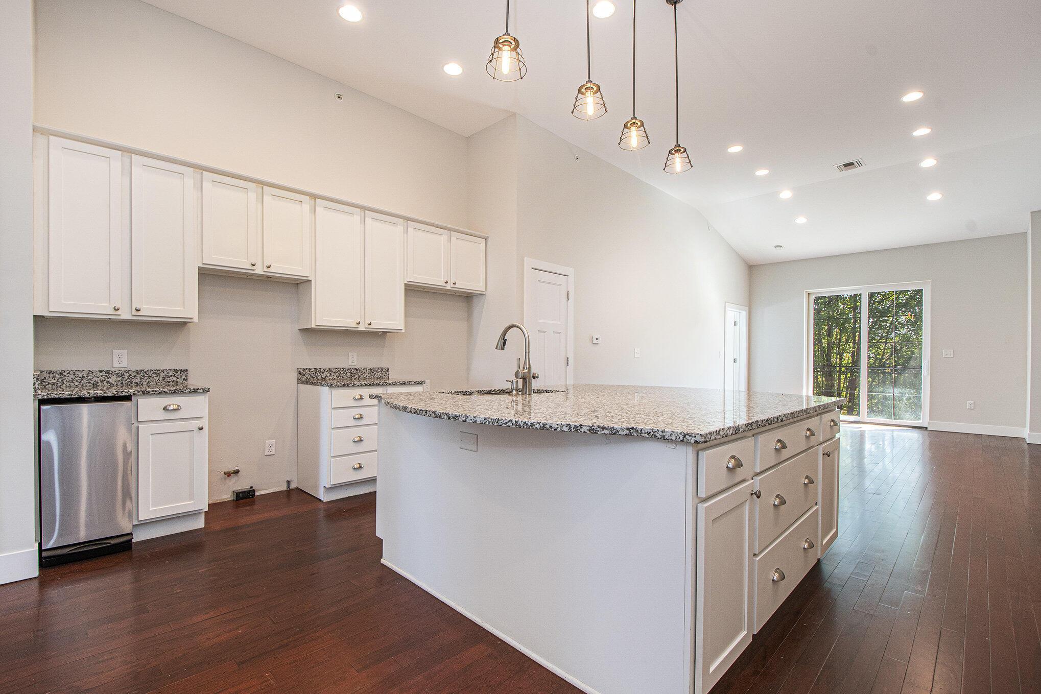 Image 4: 3 Kitchen