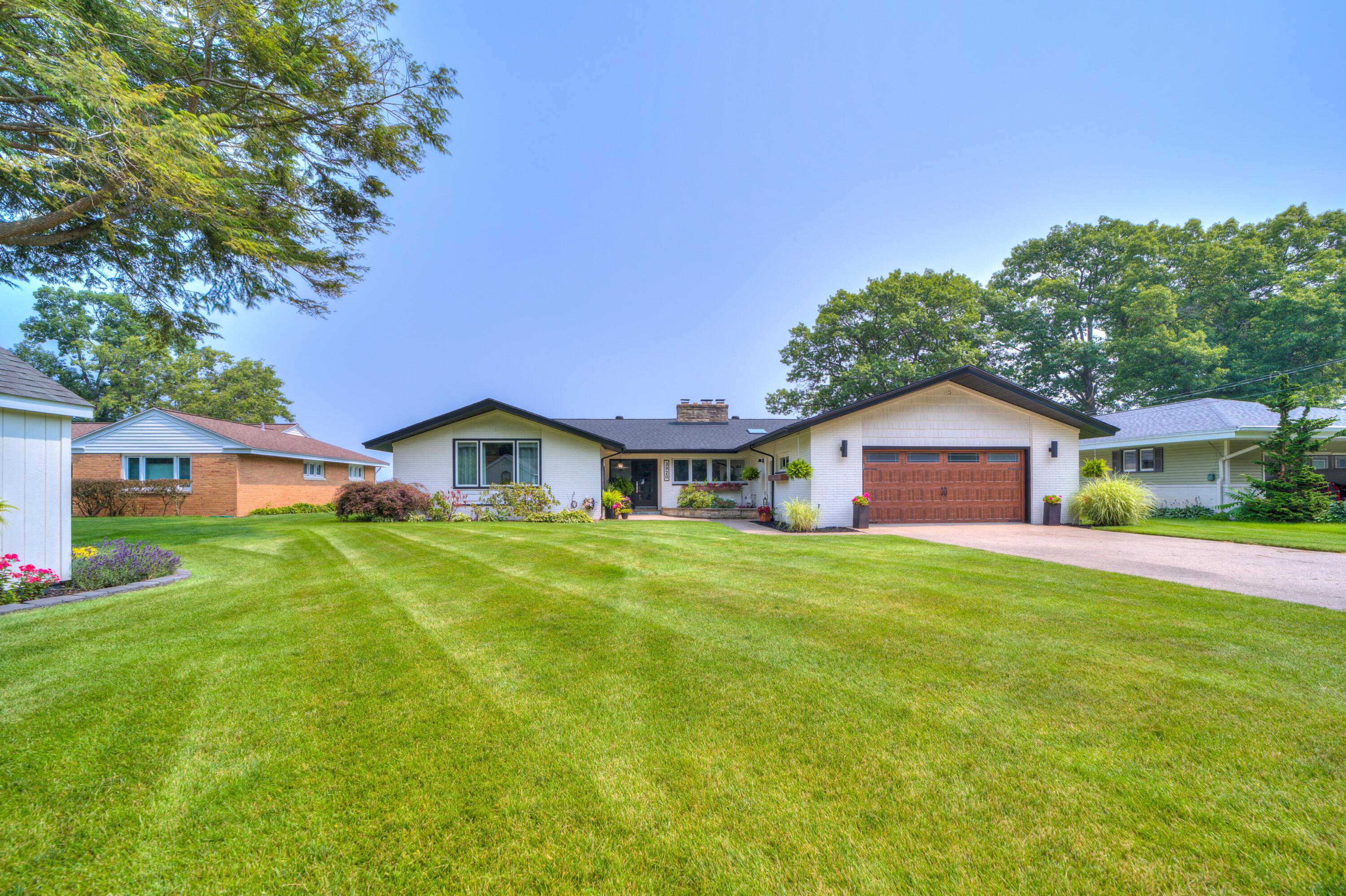 Image 4: 3920 Highgate (4 of 103)