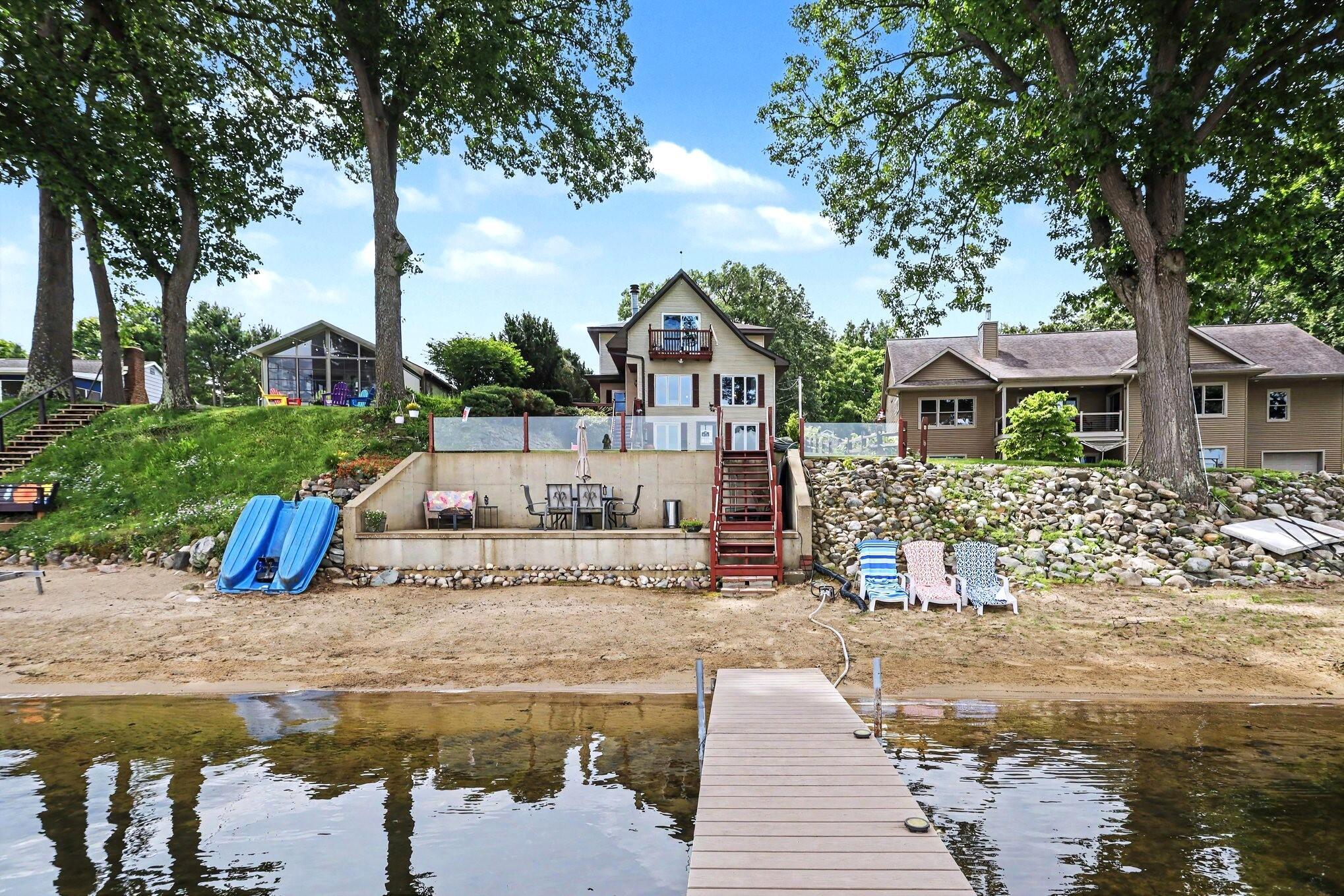 Image 4: Lakeside