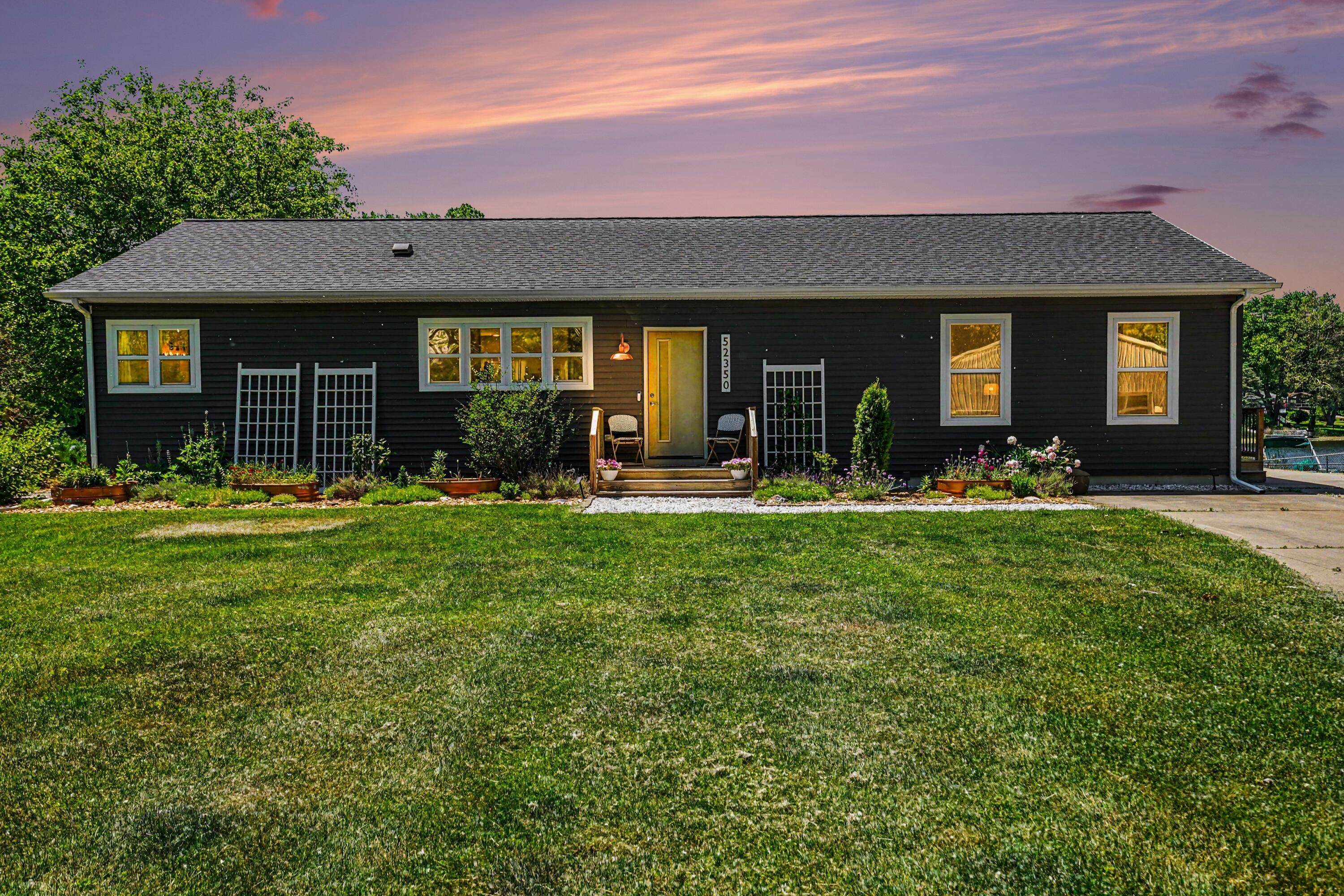 Image 1: Welcome to 52350 Susan Ln, Dowagiac, MI
