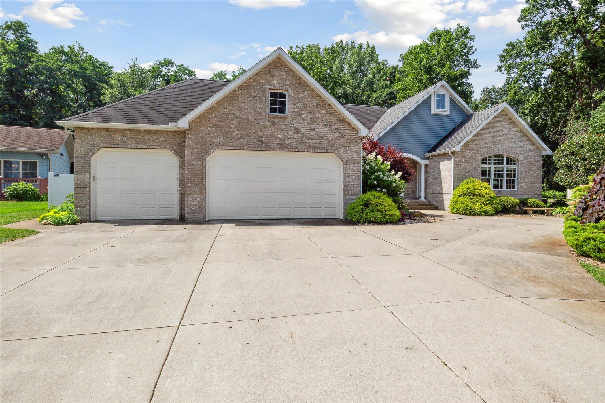 Image 4: 03-24029-S-Shore-Dr-Edwardsburg-MI-49112