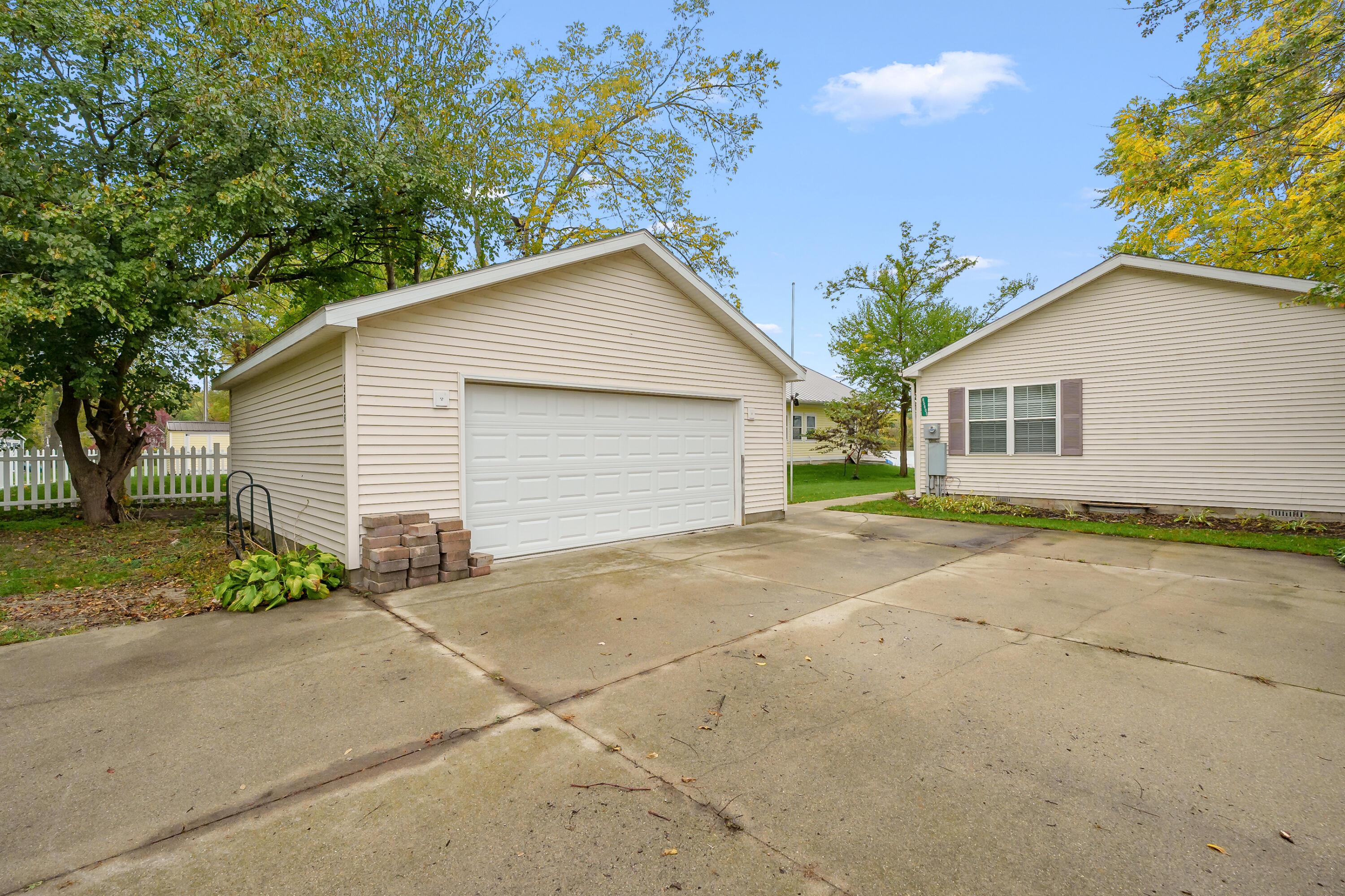 Image 4: Detached 2+ Car Garage