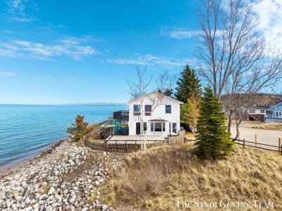 2767 N Lakeshore Drive