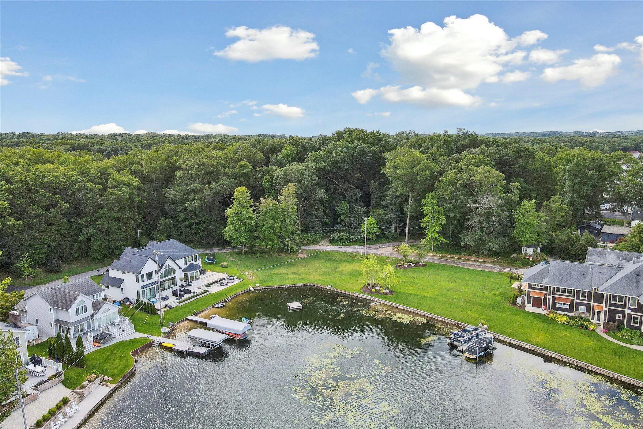 Image 4: E. Eagle Lake Dr.