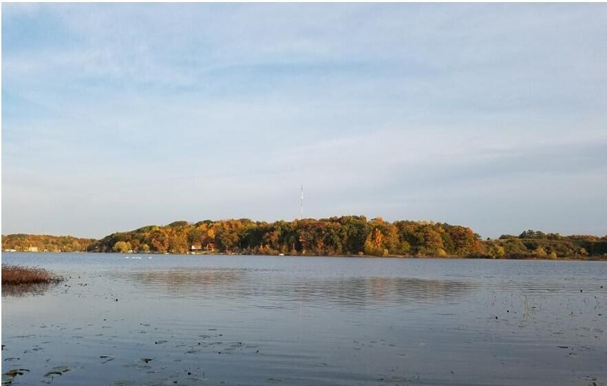 Image 4: Lake front