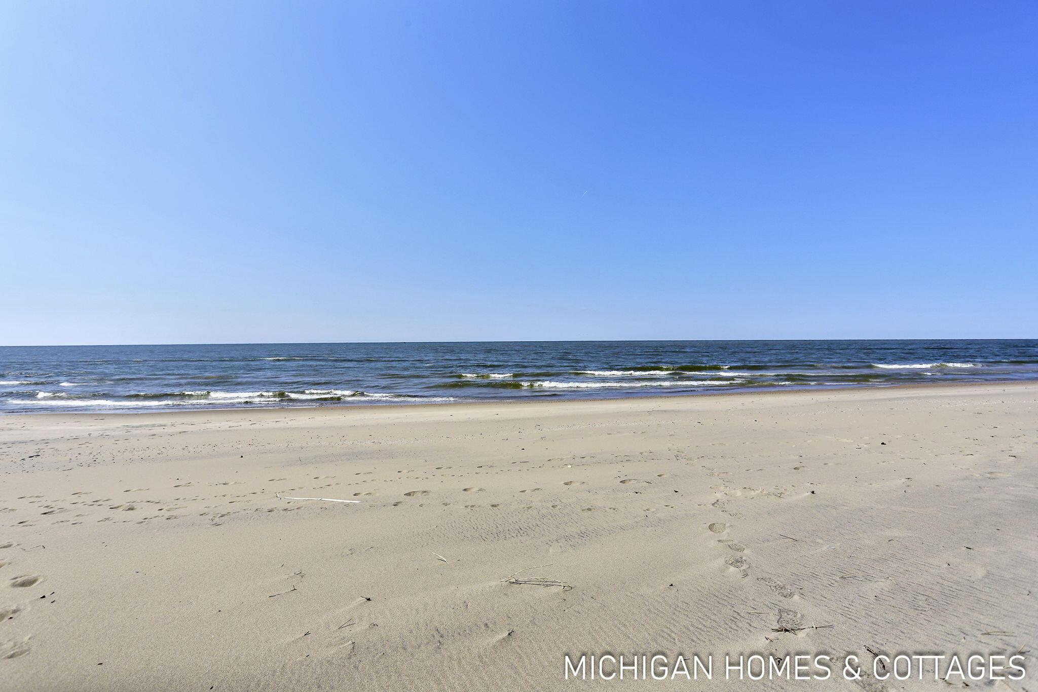 Image 3: 17-web-or-mls-6700-ratcliff-dr