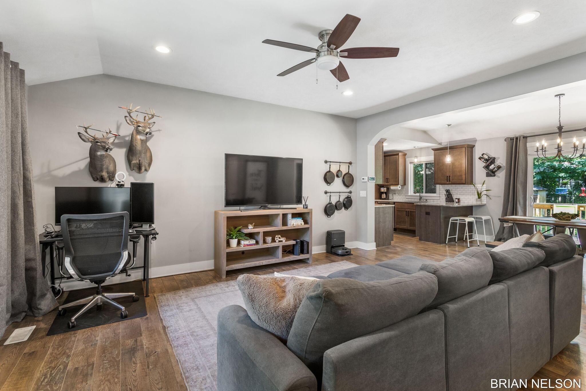 Image 2: 33-web-or-mls-3380-hollywood-dr