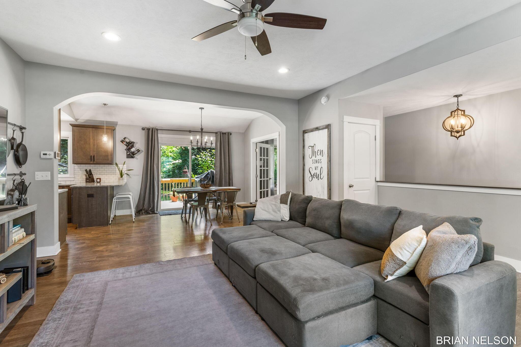 Image 3: 34-web-or-mls-3380-hollywood-dr