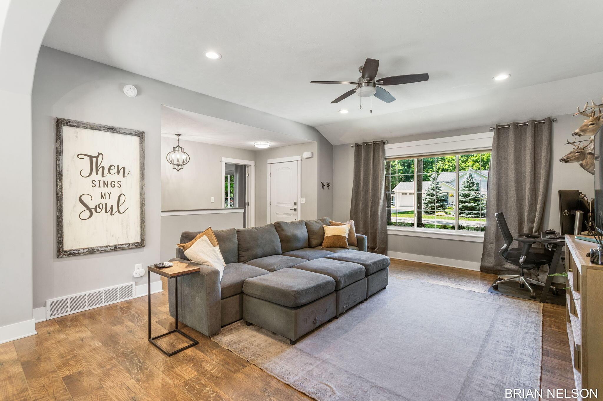 Image 4: 35-web-or-mls-3380-hollywood-dr