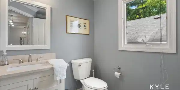 Image 4: Half Bath