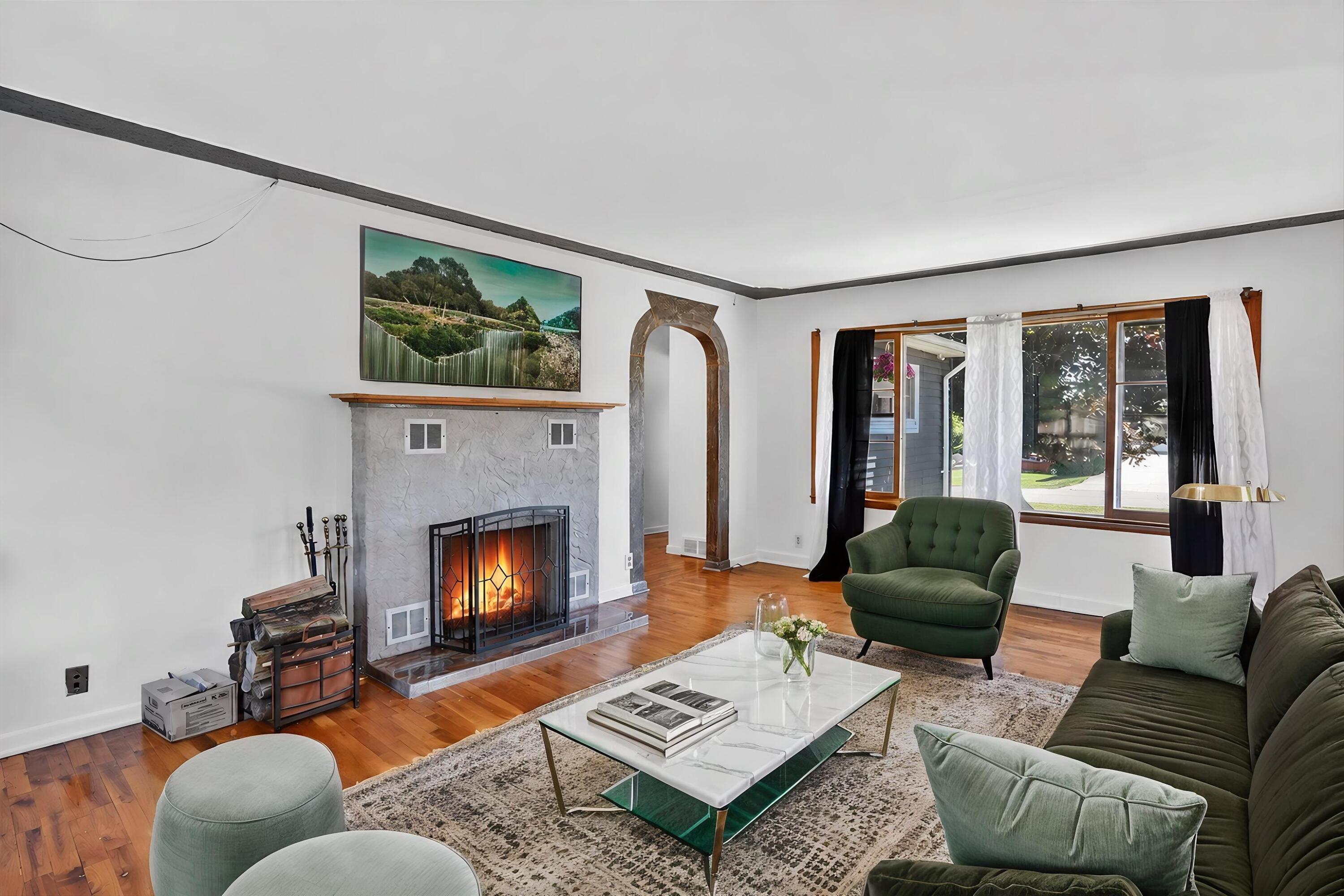 Image 4: STAGED LR- Virtual Staging Cloud -340-La