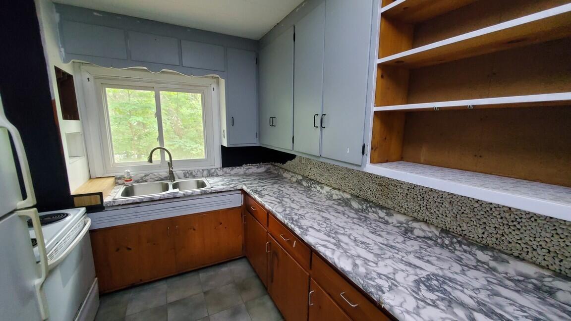 Image 4: KITCHEN