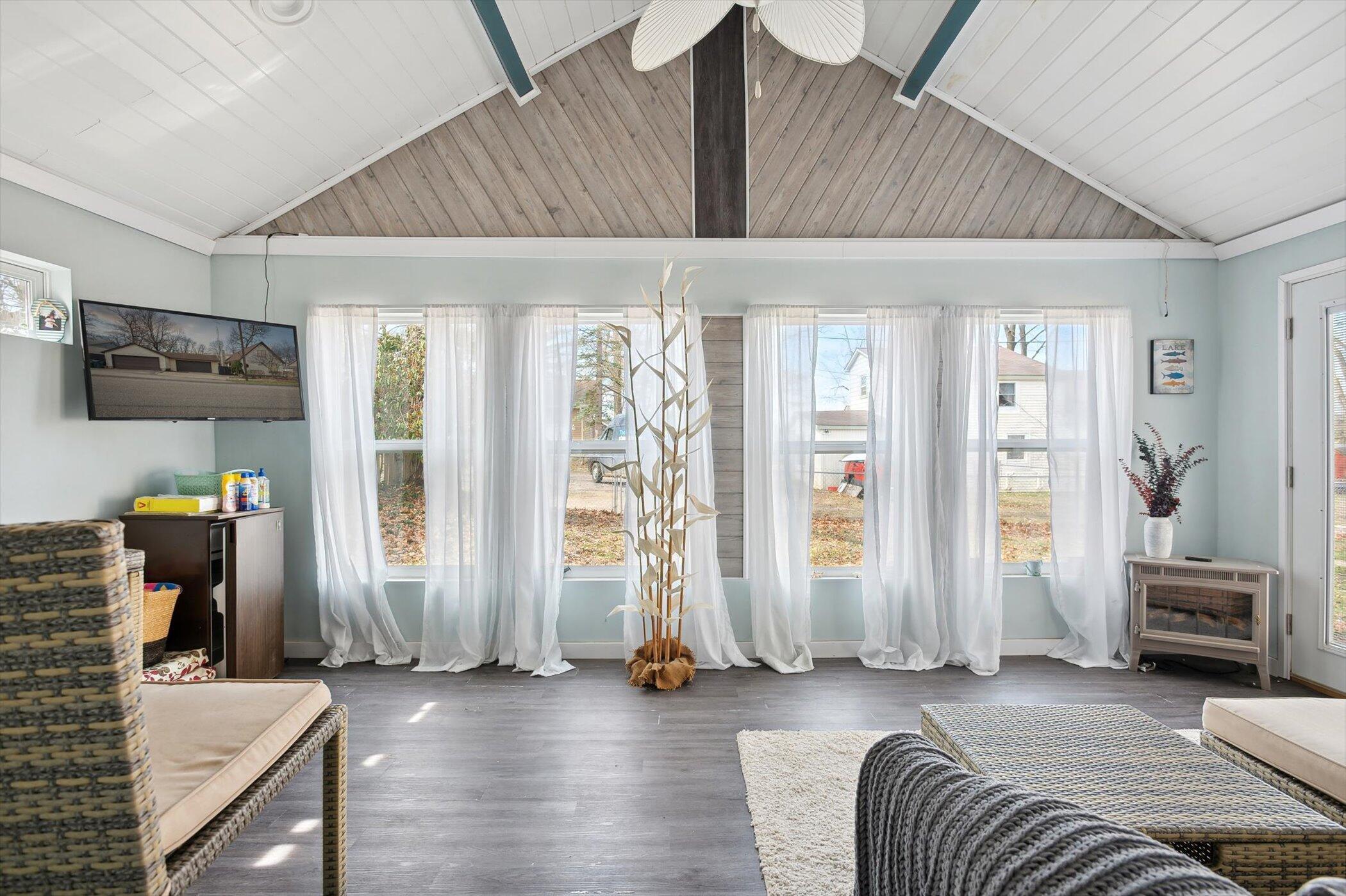 Image 4: SUNROOM