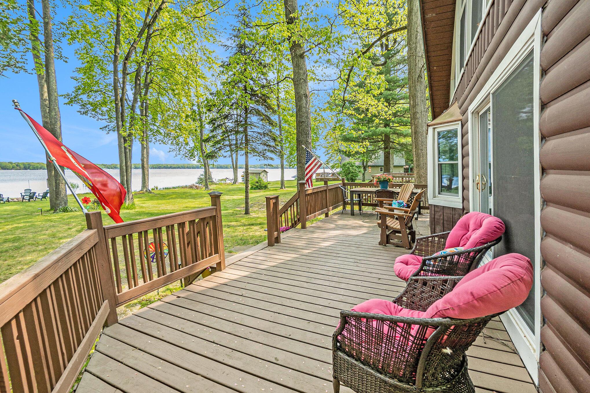 Image 1: Expansive deck
